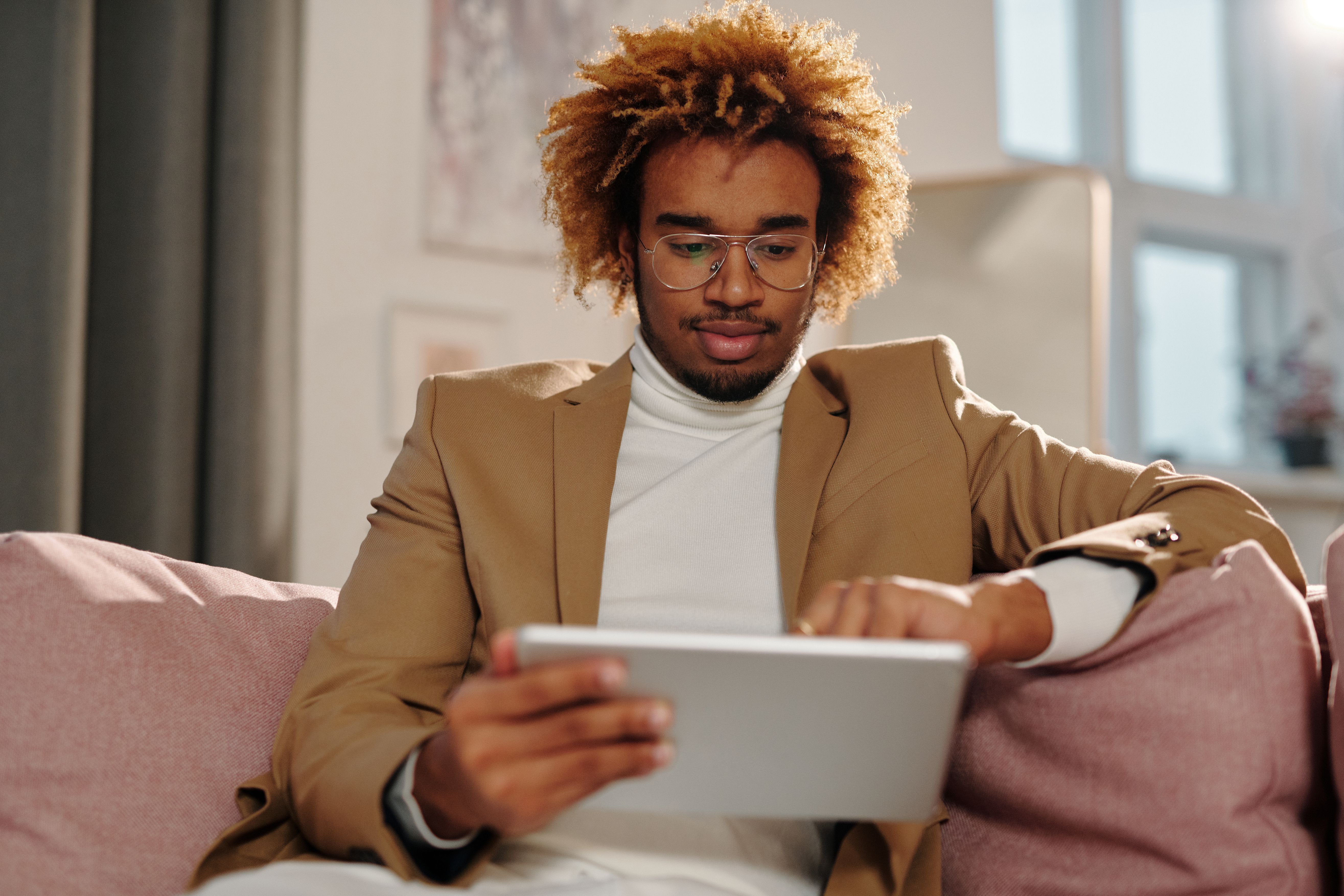 Man-tablet-working-online